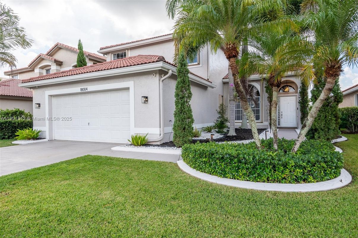 Attached, Exterior, Facade, Mediterranean