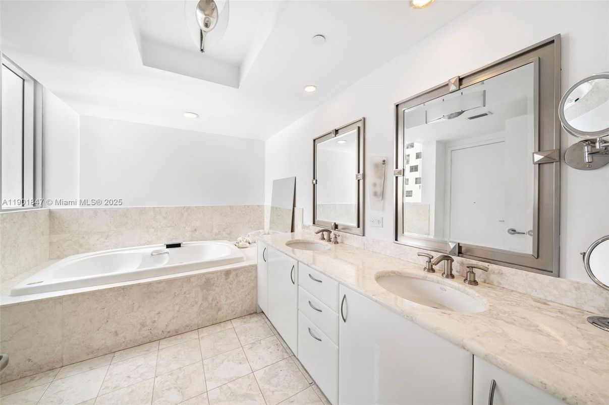 Bathroom, Dual Sink Vanities, Interior, Recessed Lighting