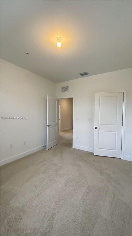 Empty room, Interior