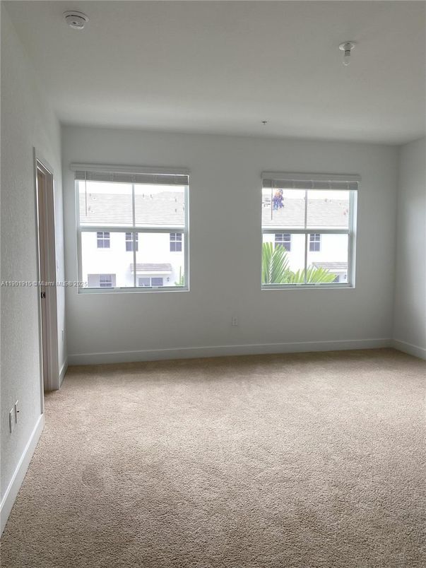 Empty room, Interior