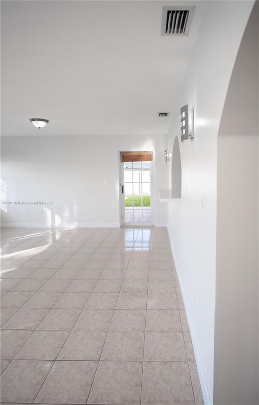 Empty room, Interior