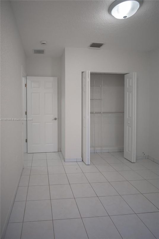 Empty room, Interior