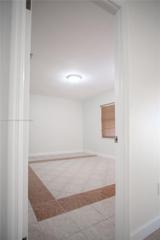 Empty room, Interior