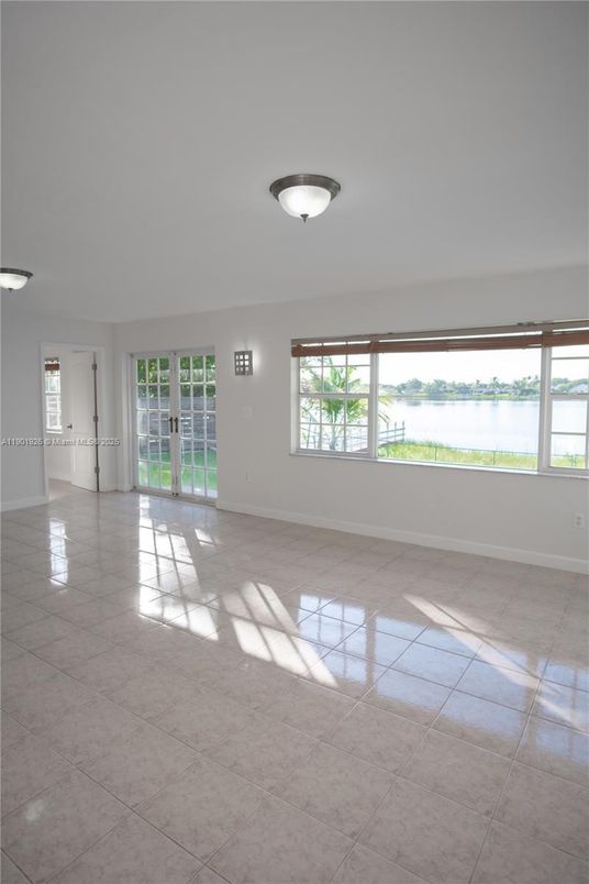 Empty room, Interior