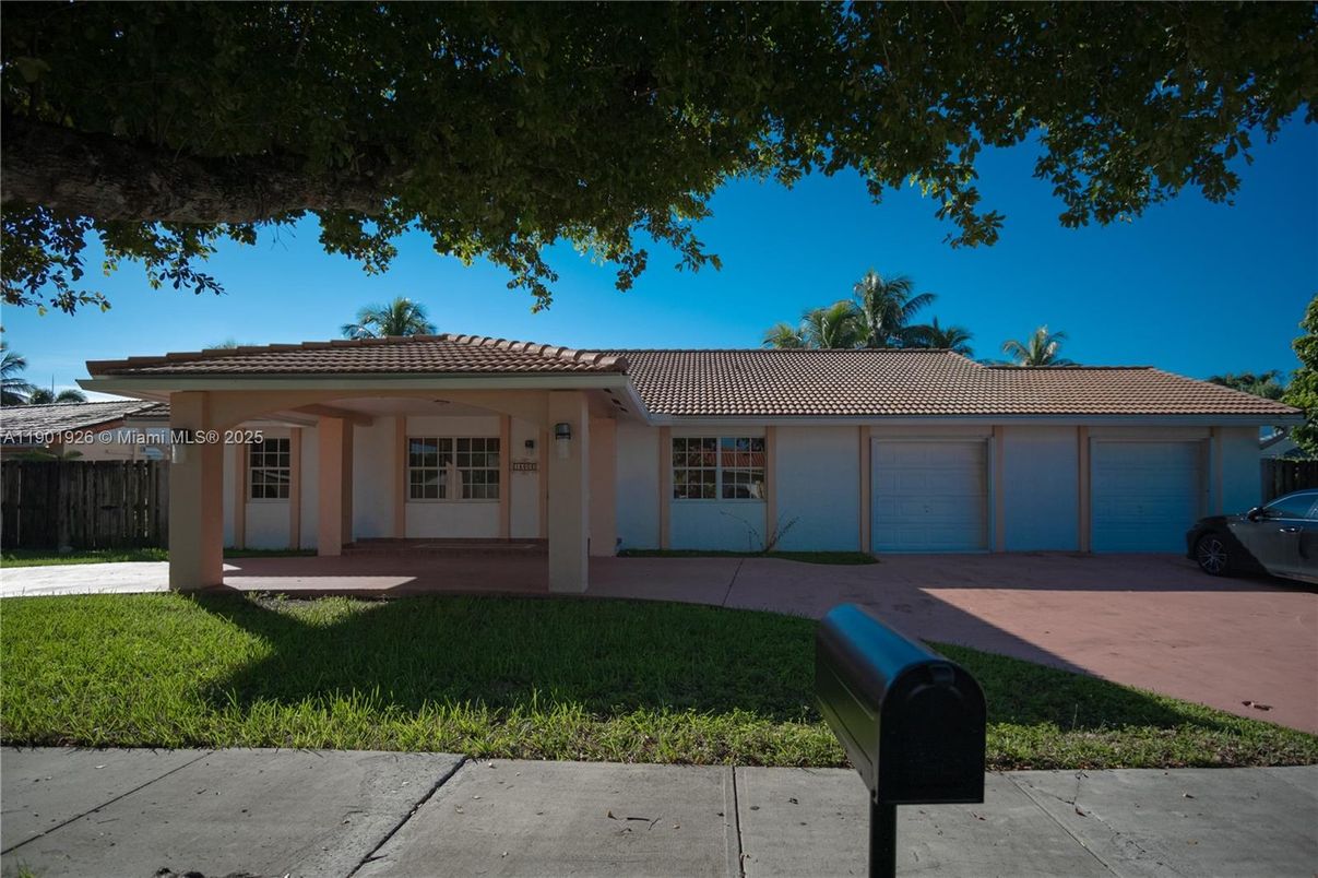 Attached, Exterior, Facade, Mediterranean