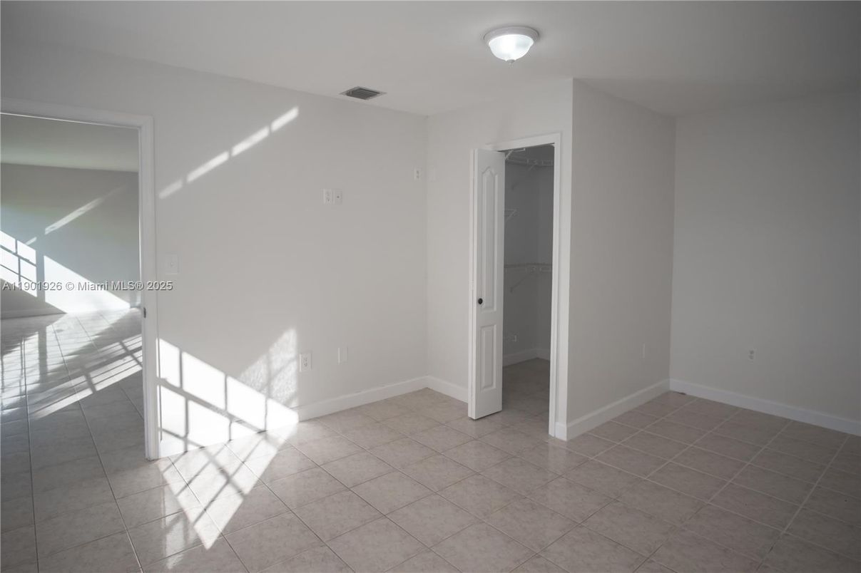 Empty room, Interior