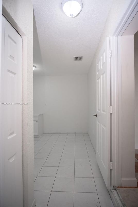 Empty room, Interior