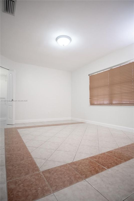 Empty room, Interior