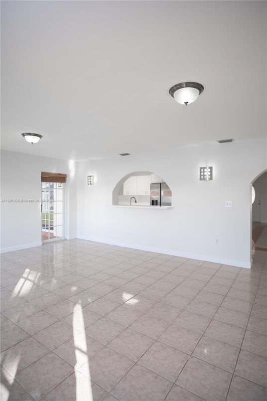 Empty room, Interior