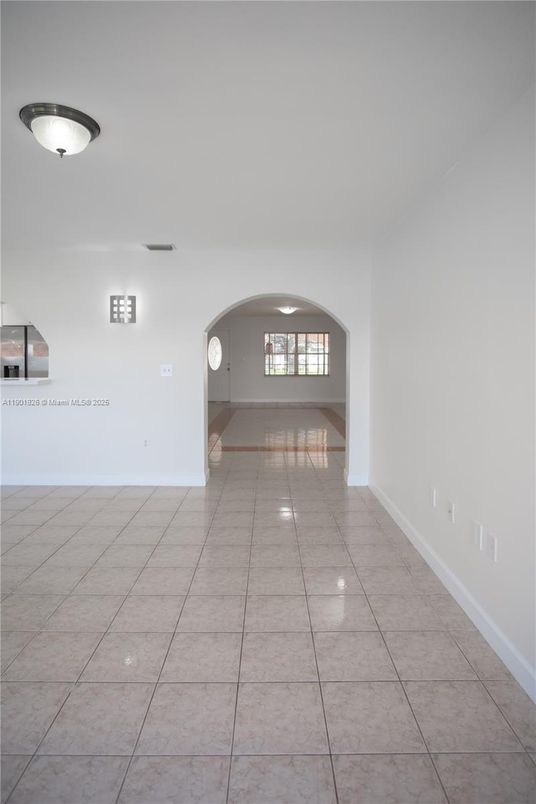 Empty room, Interior