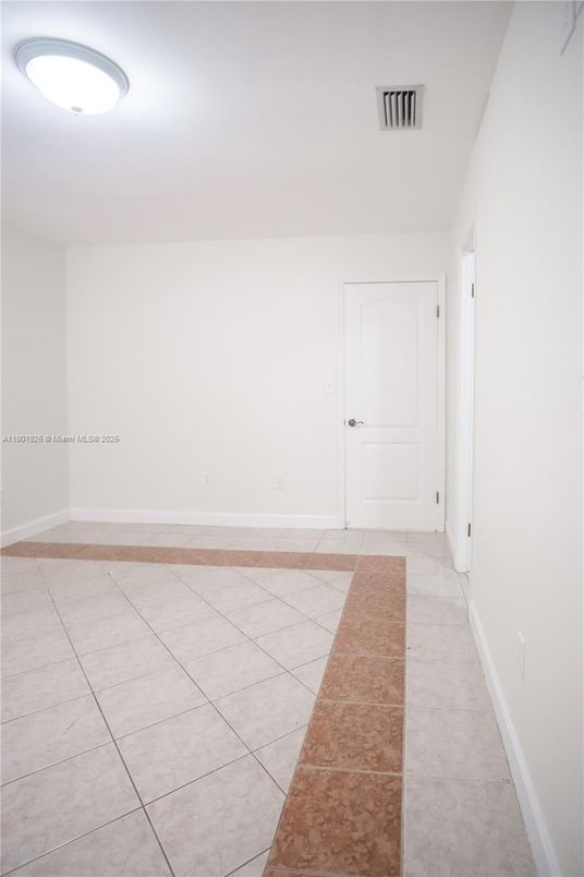 Empty room, Interior