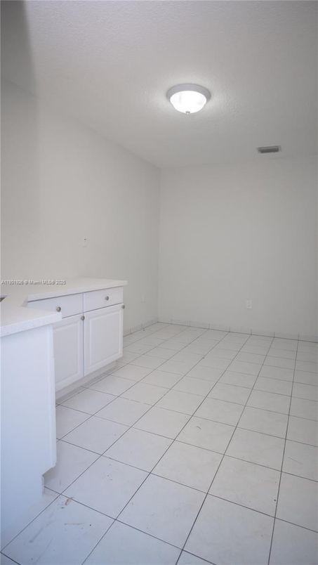 Empty room, Interior