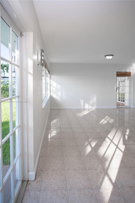 Empty room, Interior