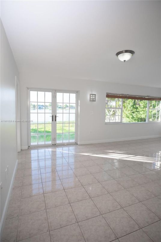 Empty room, Interior