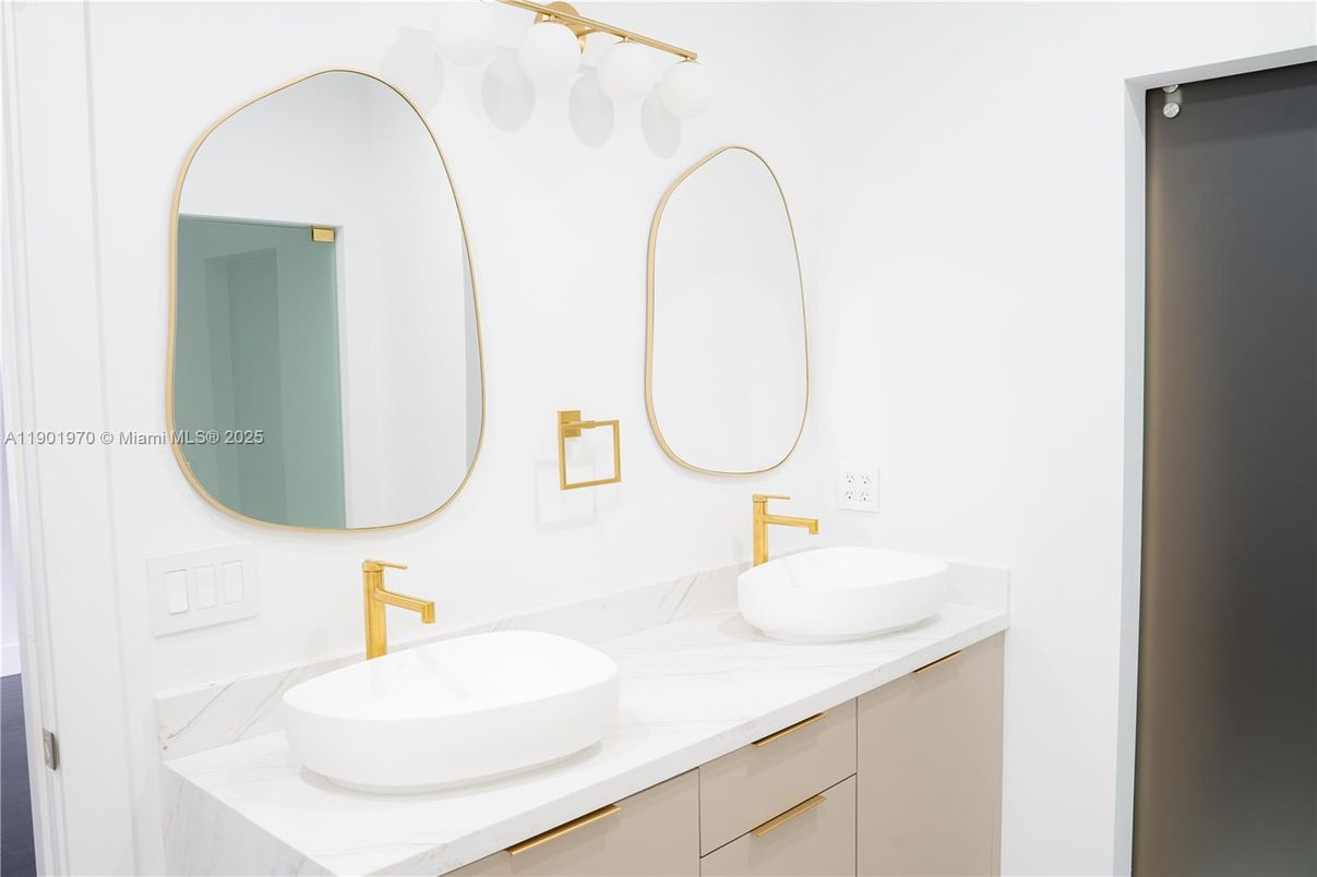 Bathroom, Dual Sink Vanities, Interior