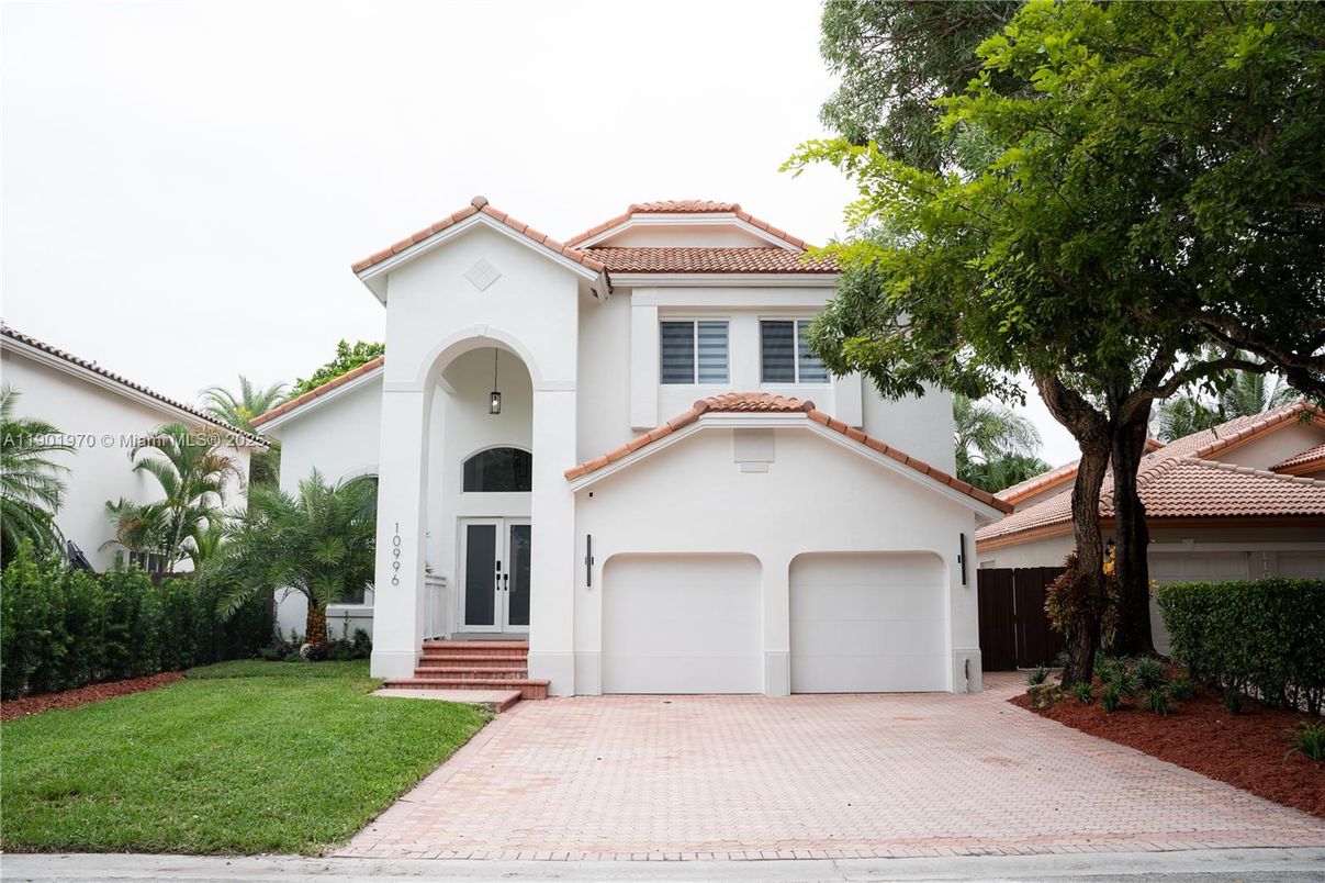 Attached, Exterior, Facade, Mediterranean