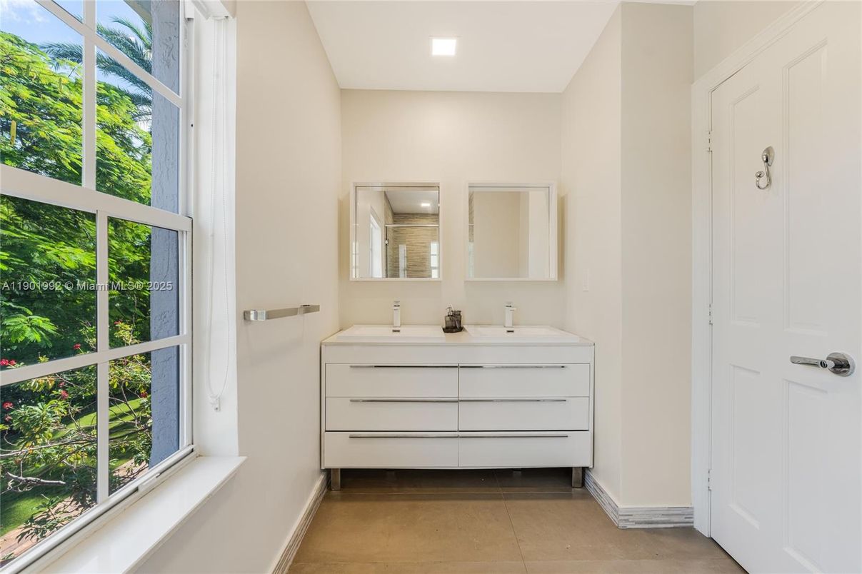 Bathroom, Dual Sink Vanities, Interior, Recessed Lighting