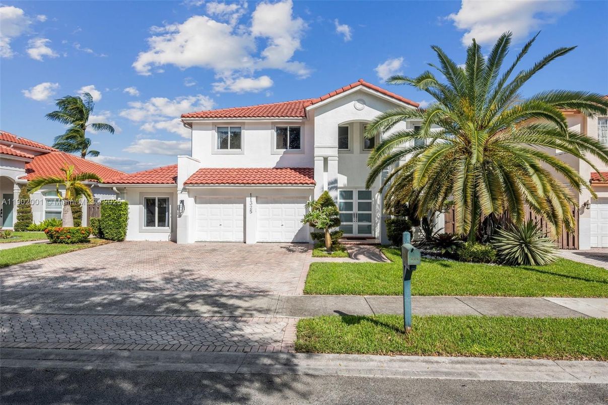 Attached, Exterior, Facade, Mediterranean