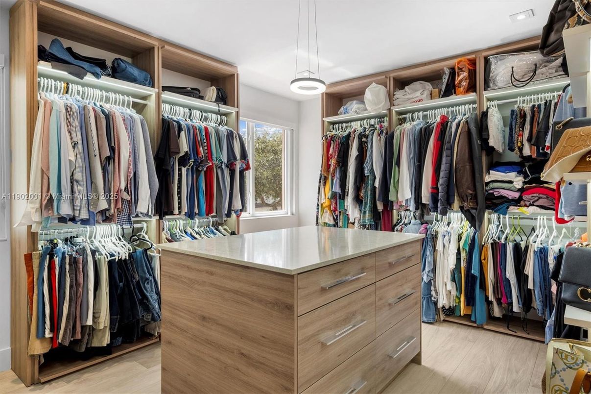 Interior, Pendant Lights, Walk-in Closets, Wood Texture Flooring