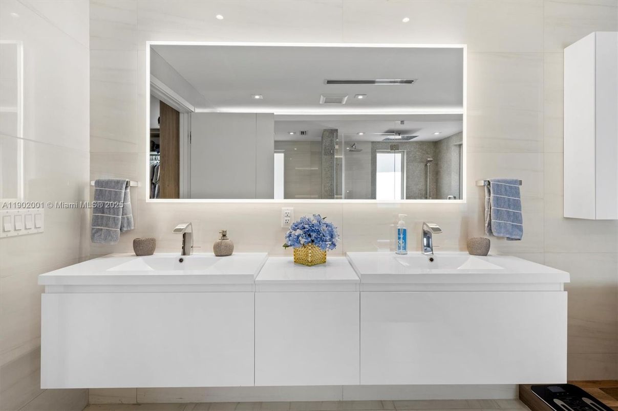 Bathroom, Dual Sink Vanities, Interior, Recessed Lighting
