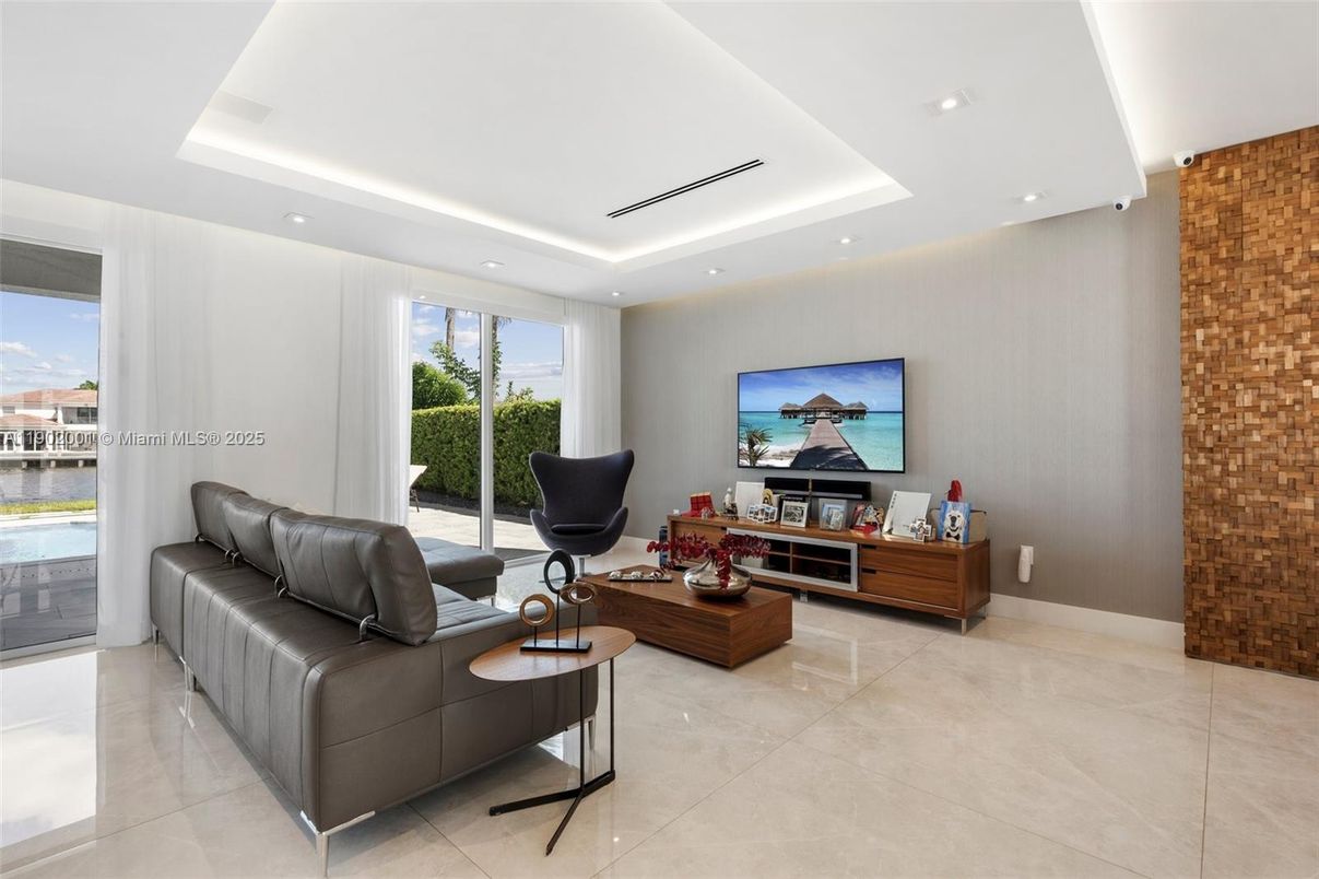 Interior, Living room, Recessed Lighting, Water