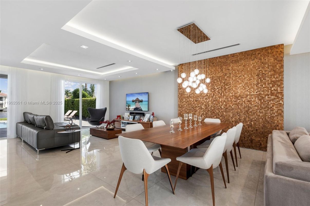 Dining room, Interior, Living room, Pendant Lights, Recessed Lighting