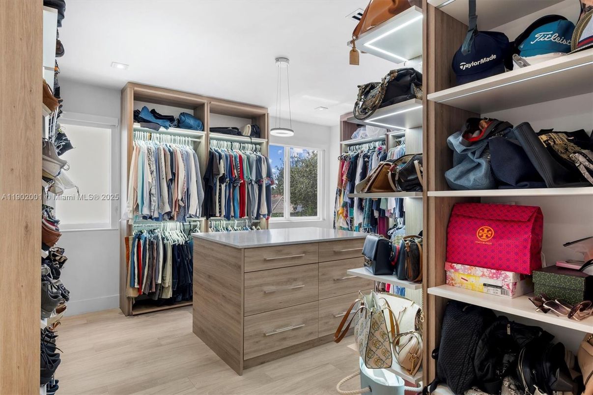 Interior, Pendant Lights, Recessed Lighting, Walk-in Closets, Wood Texture Flooring