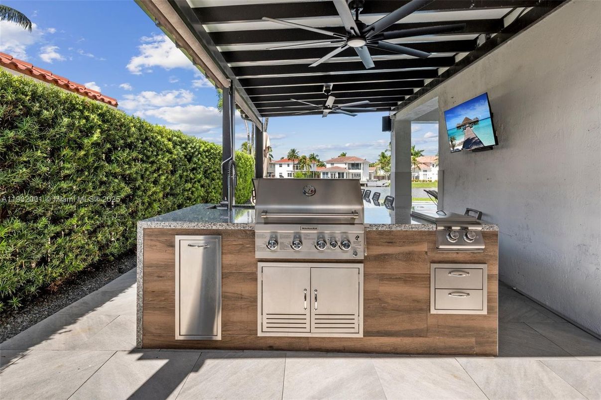 Exterior, Outdoor Kitchen