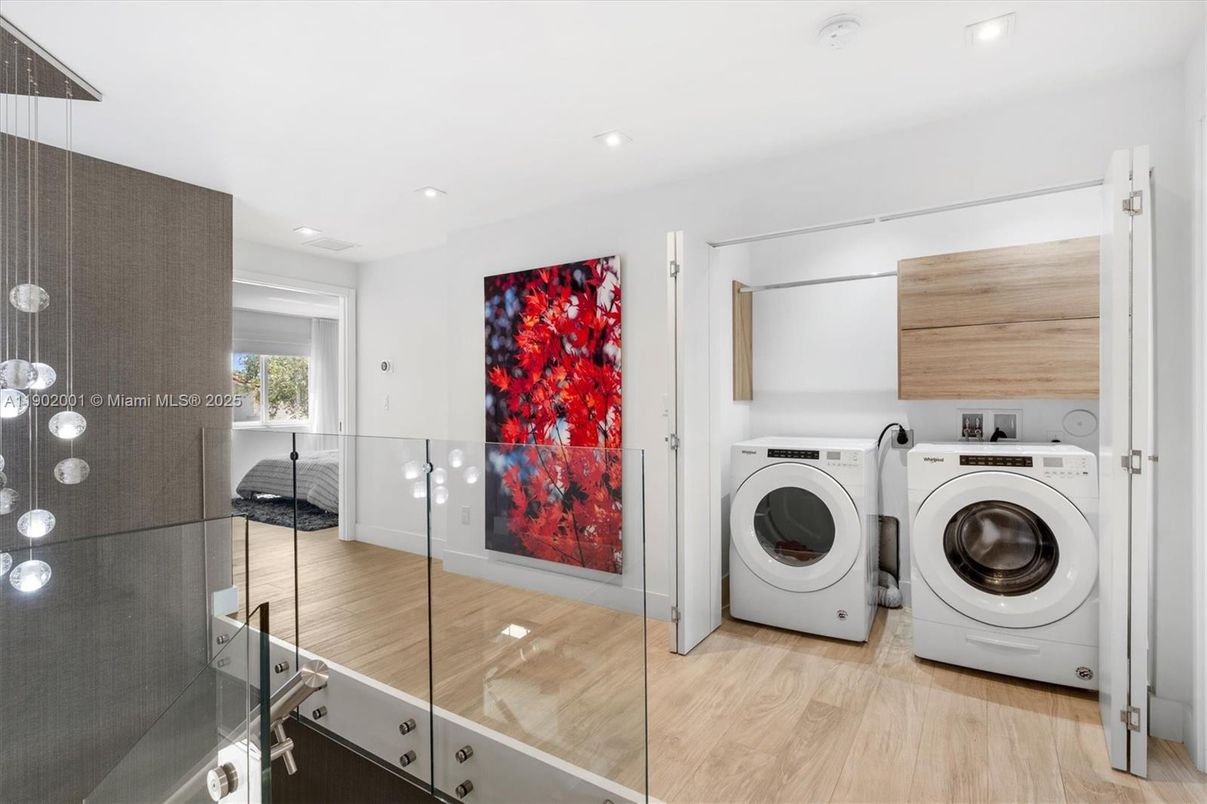 Interior, Recessed Lighting, Washer, Wood Texture Flooring