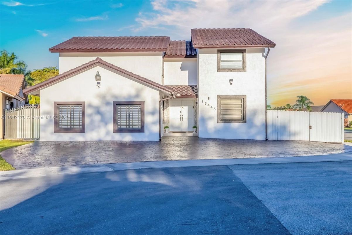 Exterior, Facade, Mediterranean