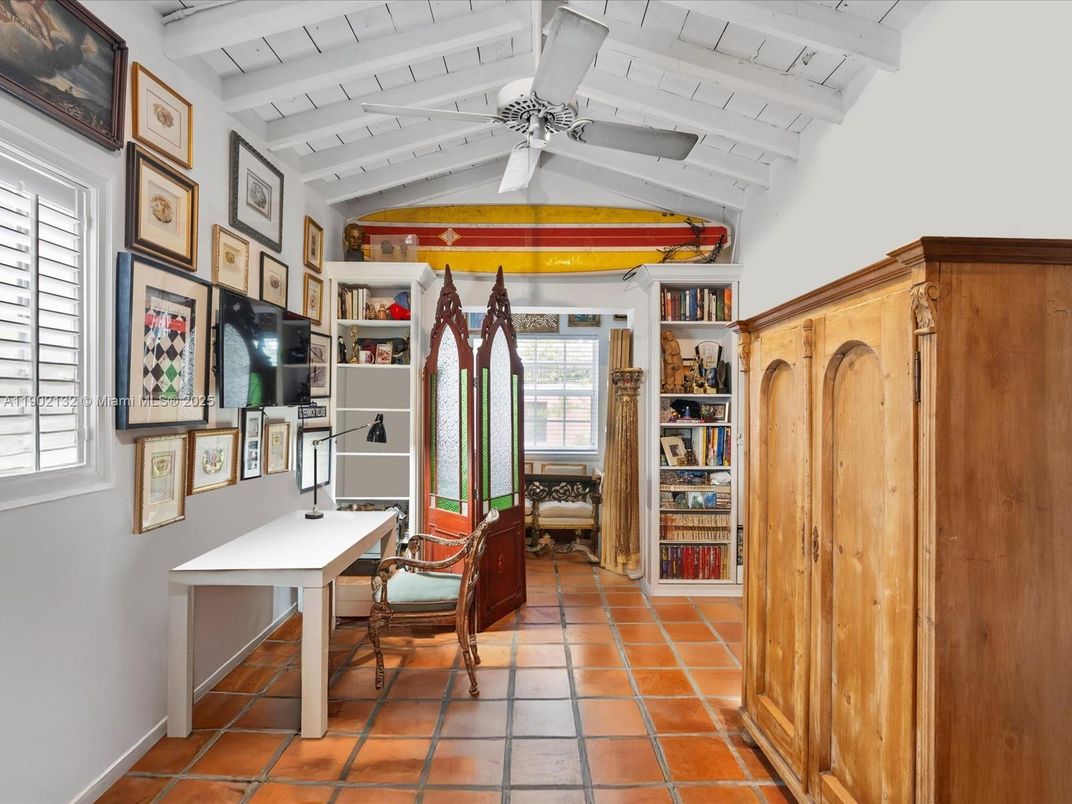 Home Office, Interior