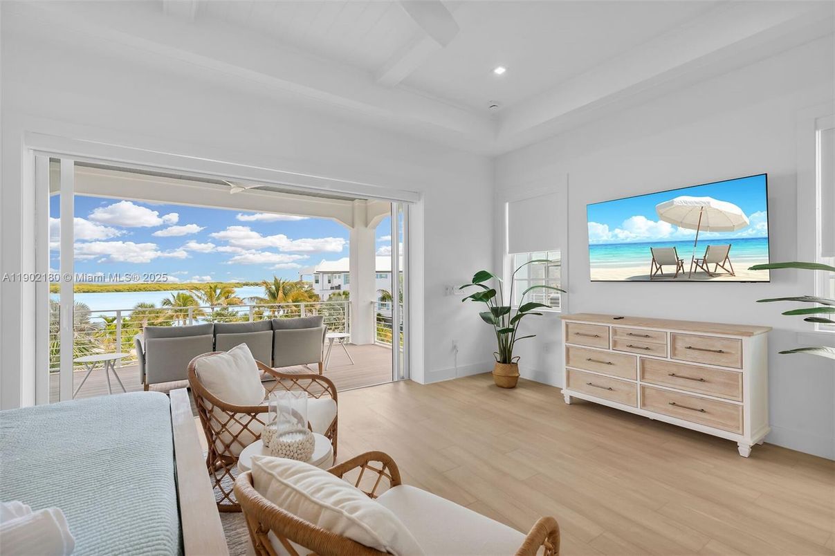 Interior, Recessed Lighting, Water, Wood Texture Flooring