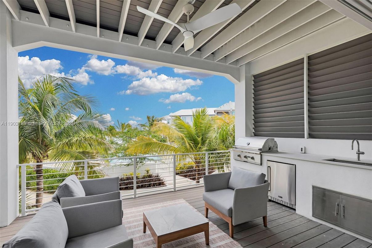 Exterior, Outdoor Kitchen, Water