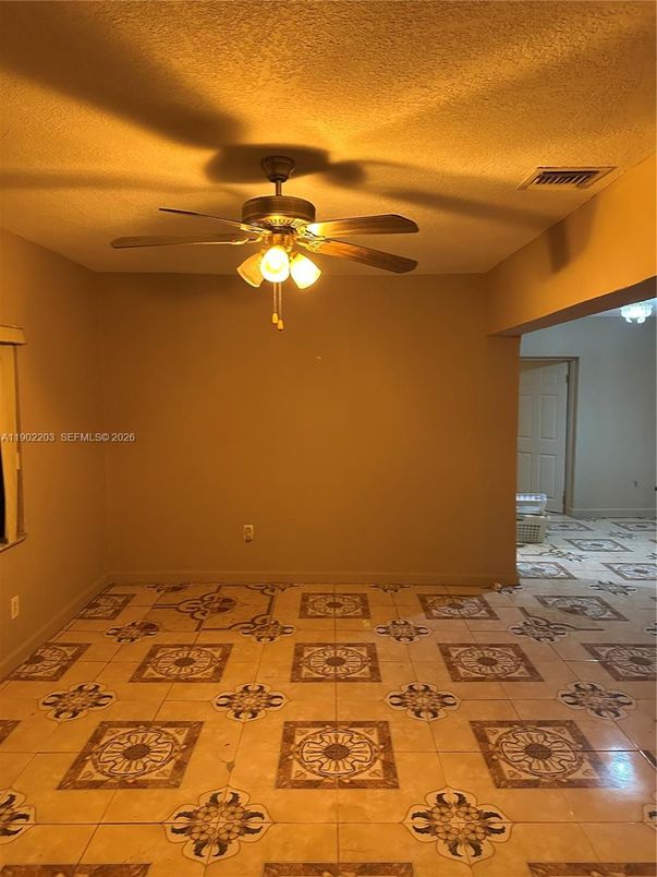 Empty room, Interior