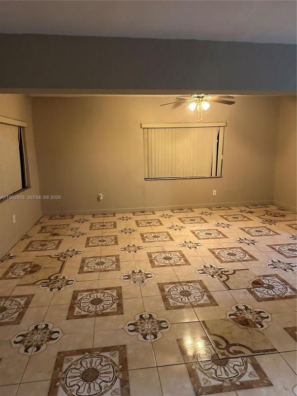 Empty room, Interior