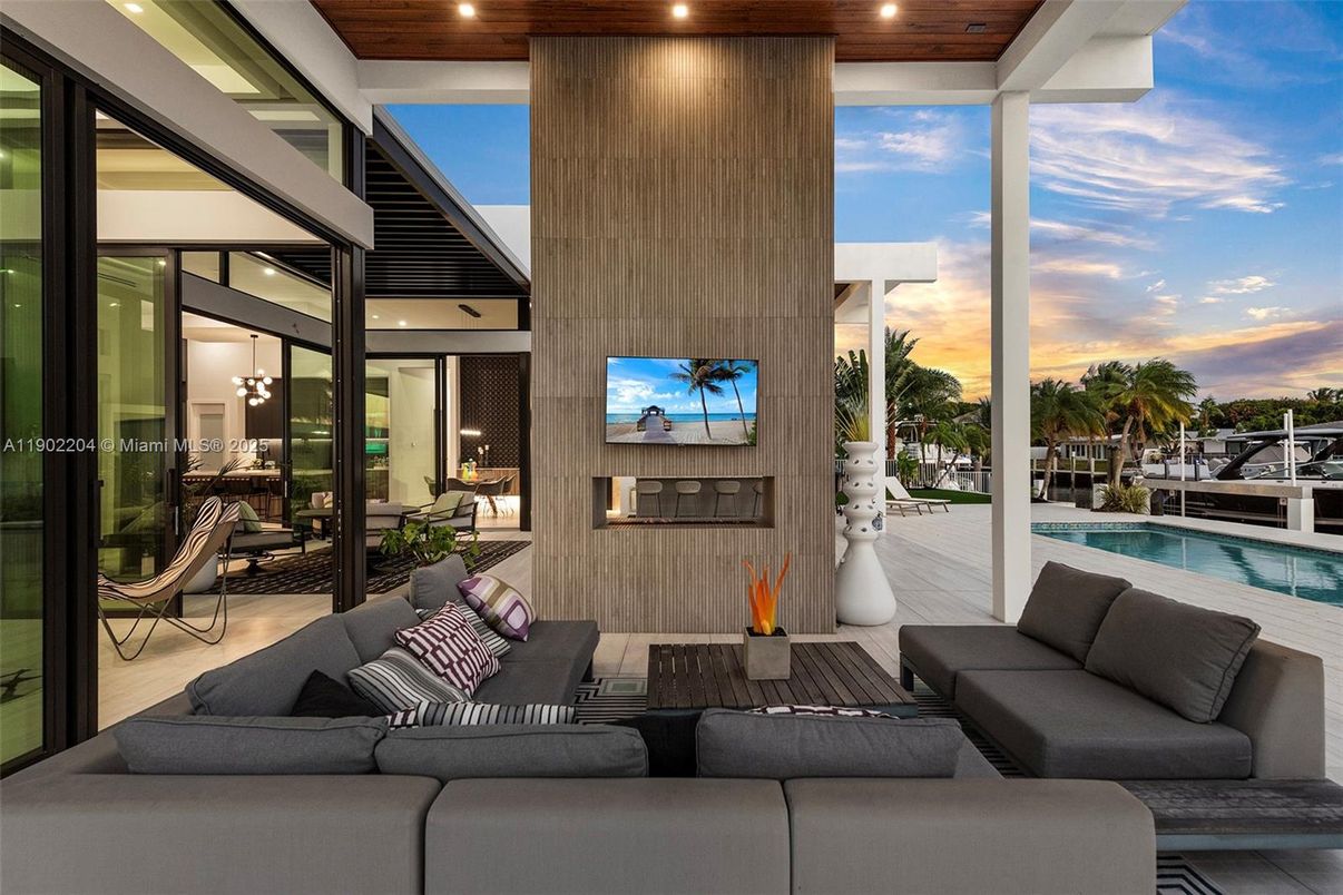 Exterior, Living room, Pool