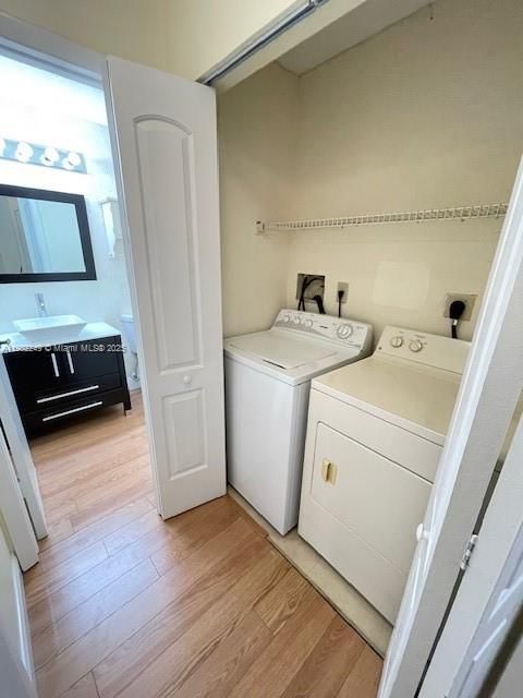 Interior, Utility Closets, Washer, Wood Texture Flooring