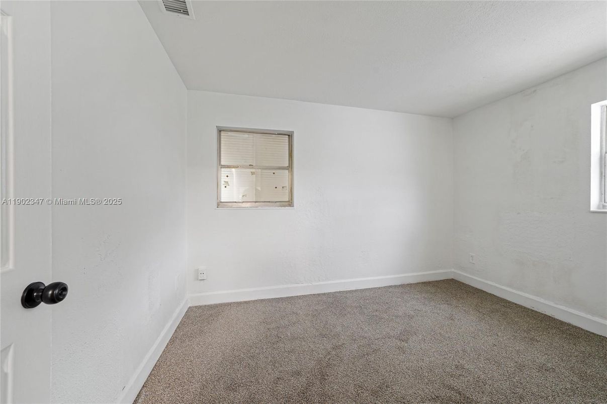 Empty room, Interior