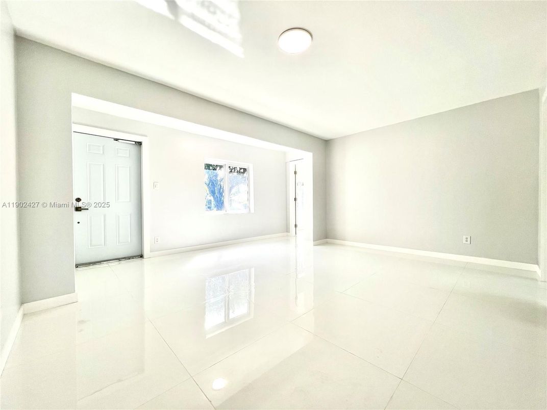 Empty room, Interior