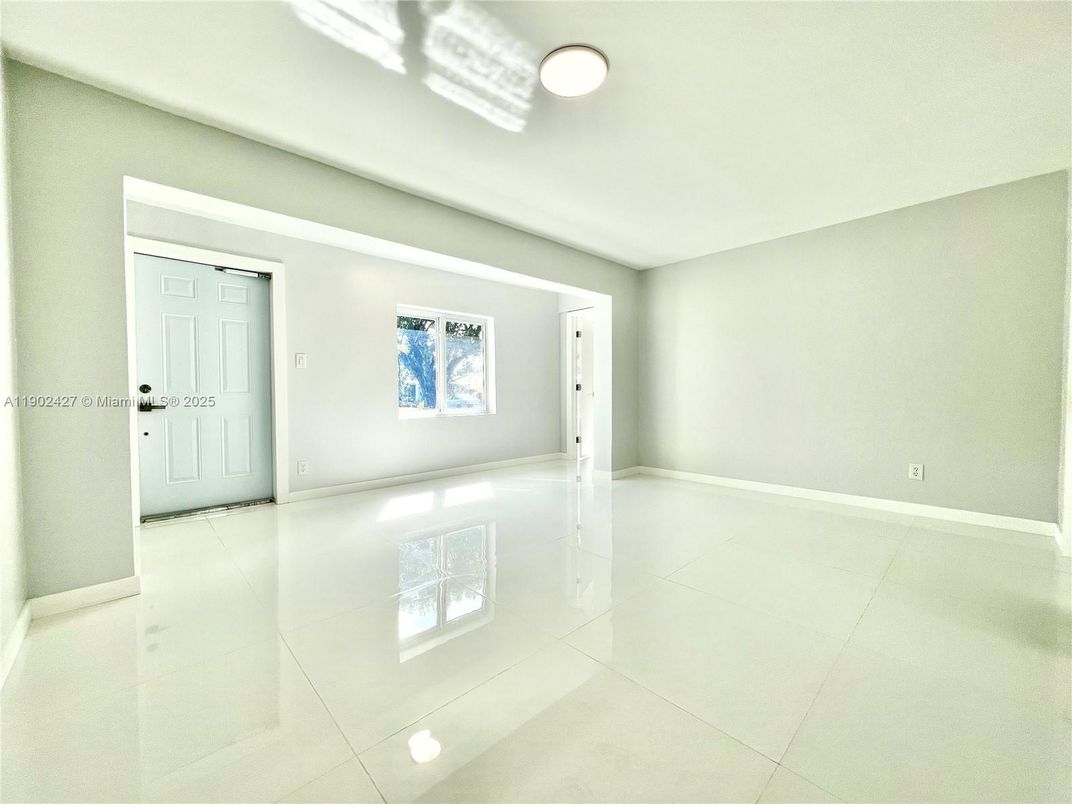 Empty room, Interior