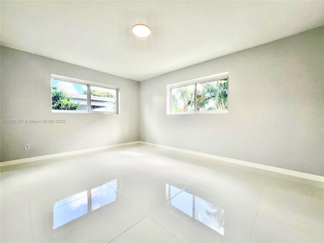 Empty room, Interior