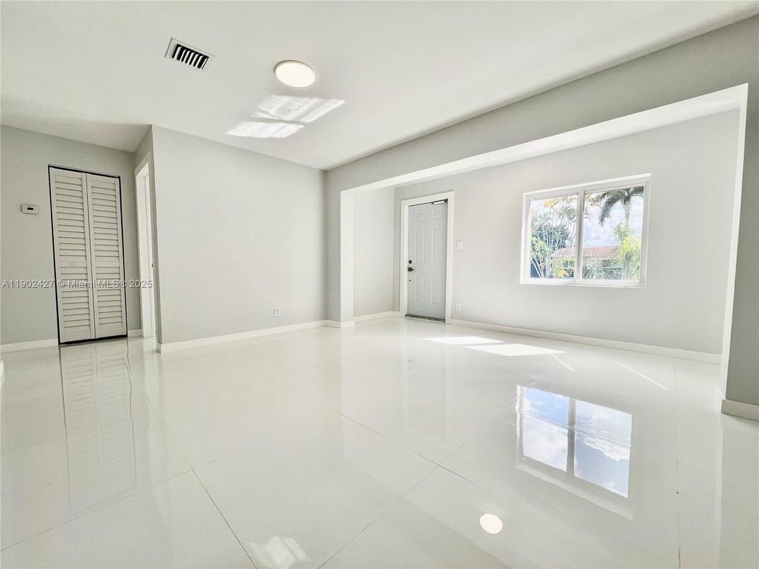 Empty room, Interior, Recessed Lighting