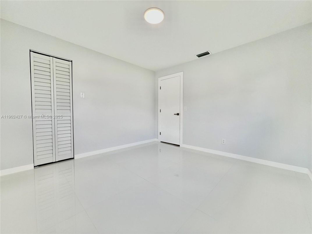 Empty room, Interior