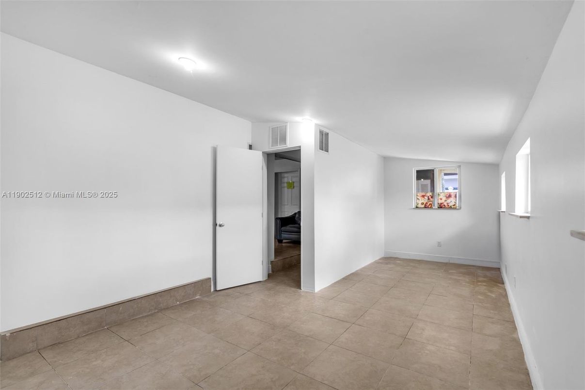 Empty room, Interior