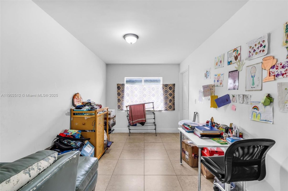 Home Office, Interior