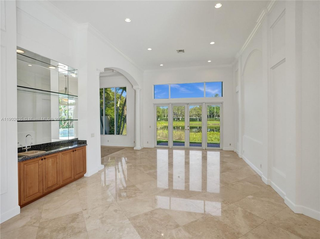 Empty room, Interior, Recessed Lighting