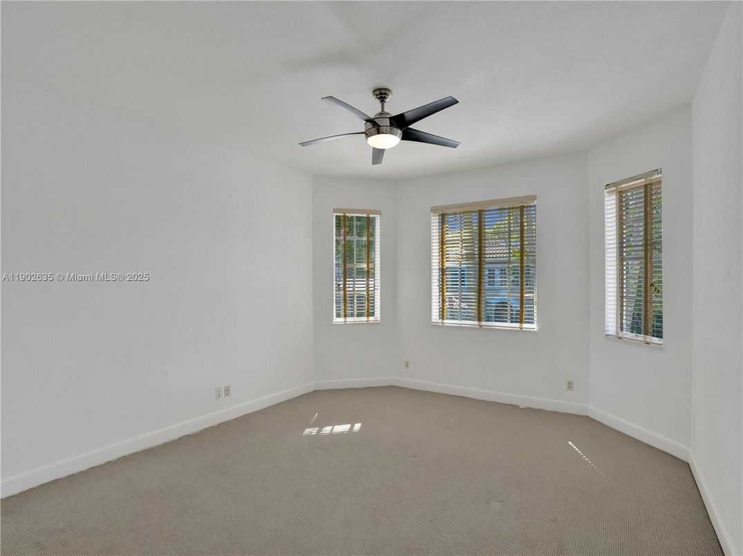 Empty room, Interior
