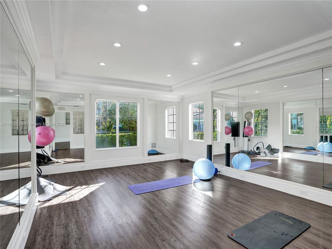Fitness Equipment, Interior, Recessed Lighting, Wood Texture Flooring