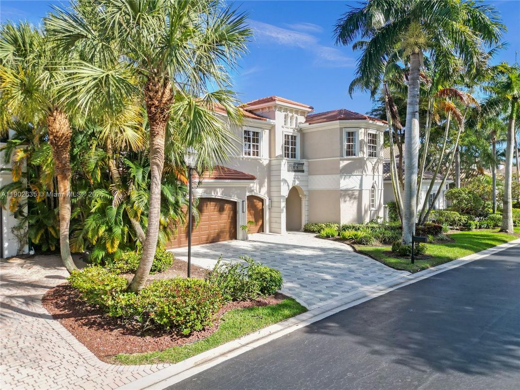 Attached, Exterior, Facade, Mediterranean