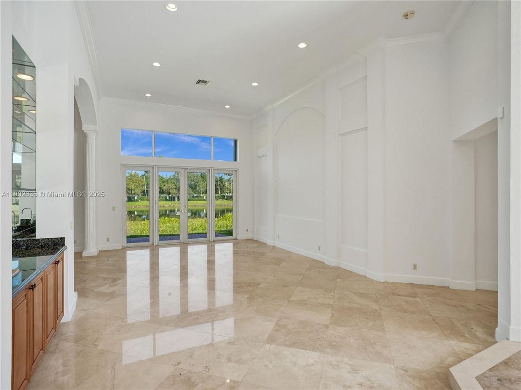 Empty room, Interior, Recessed Lighting